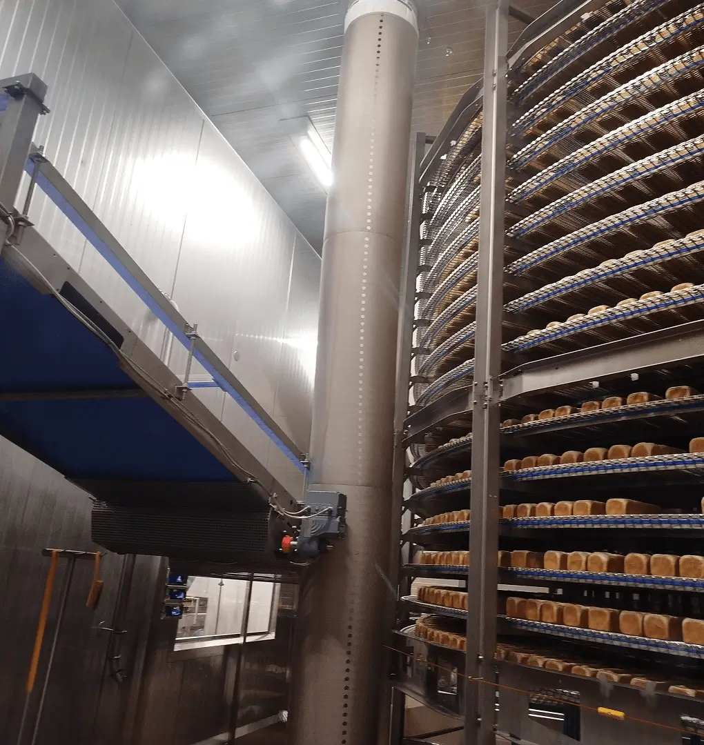 Instalacja nawiewników w zakładzie produkcyjnym