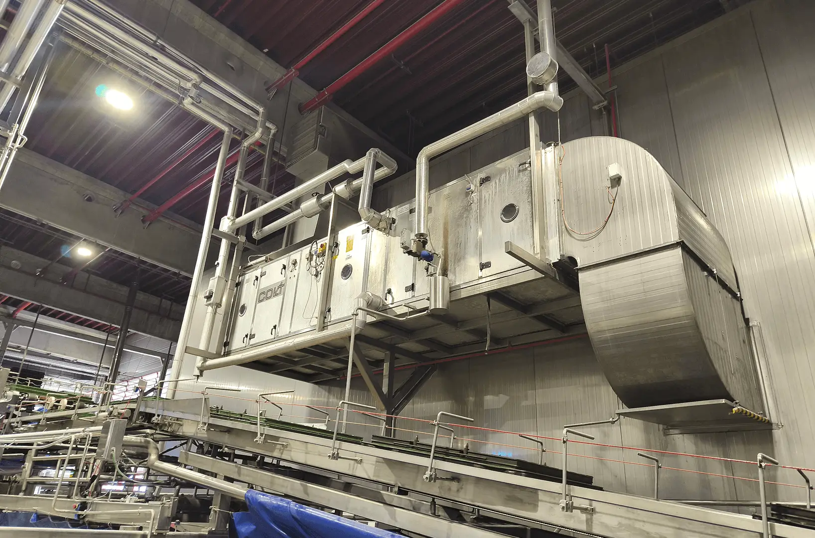 Instalacja nawiewników w zakładzie produkcyjnym