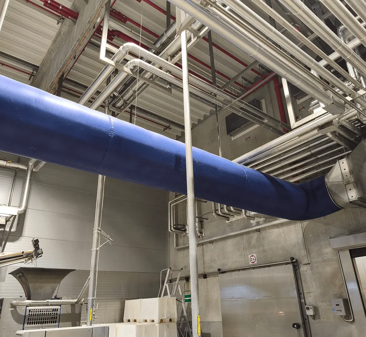 Instalacja nawiewników w zakładzie produkcyjnym